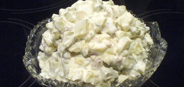 Салат из маринованных огурцов, мацони и грецких орехов с чесноком и оливковым маслом
