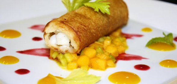 Каноли с чилийским си-басом и тар-таром из дыни и сельдерея