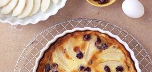 Клафути с грушами и сушеной вишней
