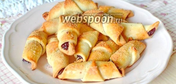 Рогалики с консервированной вишней