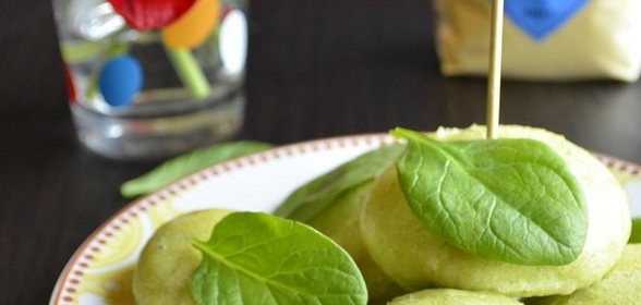 Постные паровые булочки из семолины со шпинатом