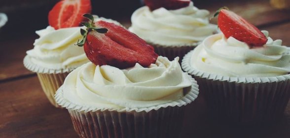 Ванильные капкейки с клубникой