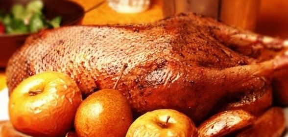 Гусь жареный с яблоками