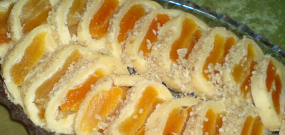 Сырный рулет из кураги и кунжута