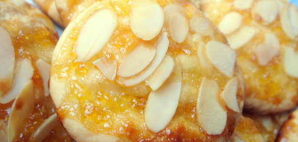 Печенье с джемом и миндальными лепестками