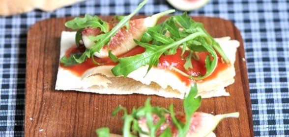 Фокачча с инжиром, рукколой и пармезаном