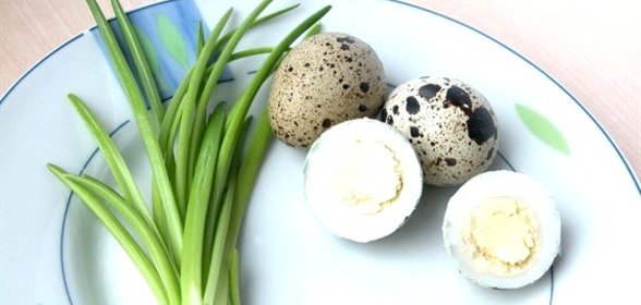 Перепелиные яйца с молотым перцем и солью