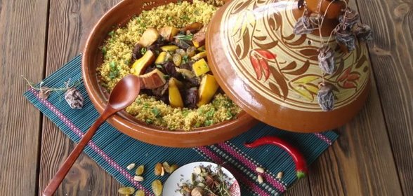 Тажин из баранины с айвой, вяленой хурмой, соленым лимоном, изюмом и арахисом