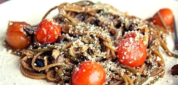 Спагетти с черри, баклажанами и пророщенной фасолью