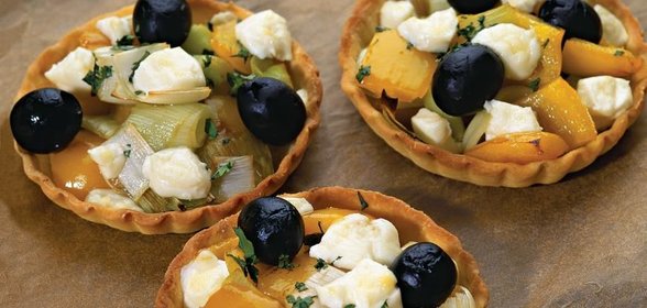 Тарталетки с пореем и брынзой