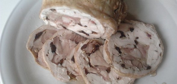 куриный рулет с черносливом и чесноком