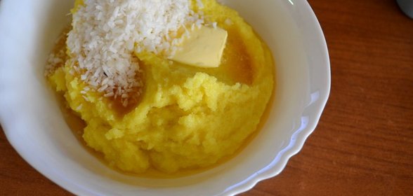 Манная каша с куркумой и кокосовой стружкой