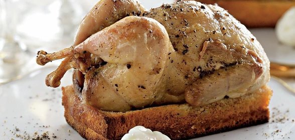 Перепелки на тостах с пошированным яйцом