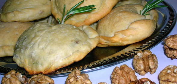 Пирожки - КАЛЬЦОНЕ СУПЕР-МИНИ с сыром и орехами ( + немного с иной начинкой))