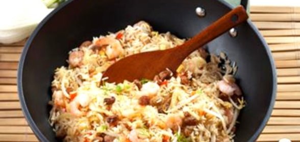 Рис с овощами, укропом и креветками