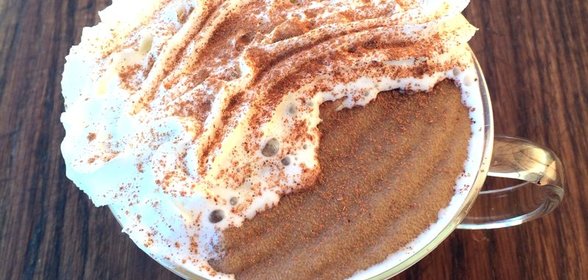 Манная каша со взбитыми сливками и кофе