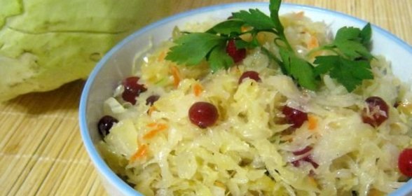 Квашеная капуста с клюквой