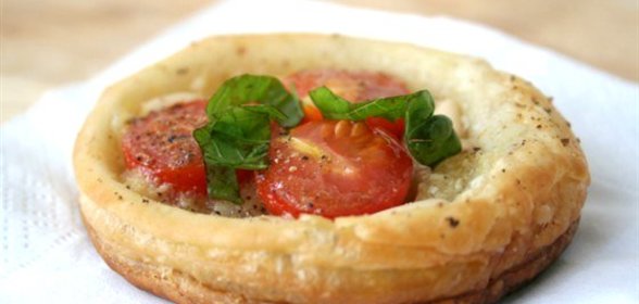 Томатные тарталетки с базиликовым маслом