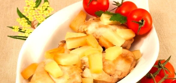 Курица, тушенная с ананасом