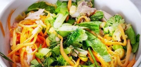 Салат с тунцом консервированным и кукурузой