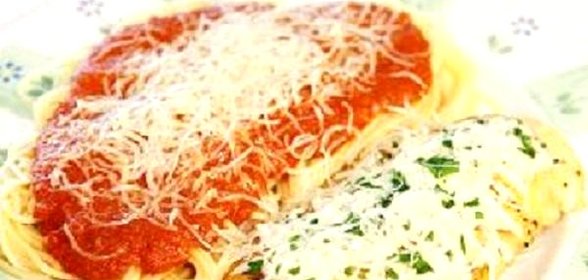 Паста с курицей под соусом