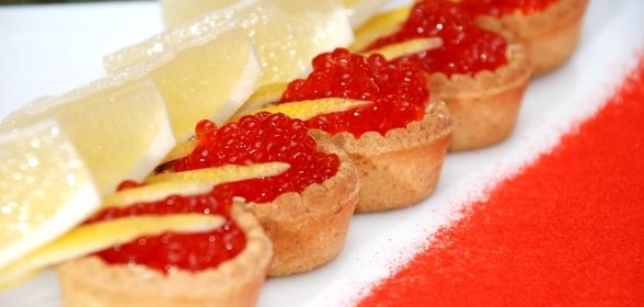 Тарталетки с икрой и маслом