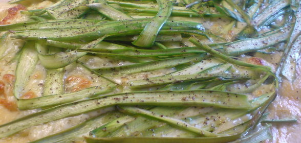 Открытый пирог-пицца с зелёной спаржей и сырами///Салат из зелёной спаржи,помидорок-черри и брынзы