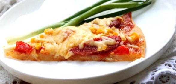 Домашняя пицца с колбасой и сыром