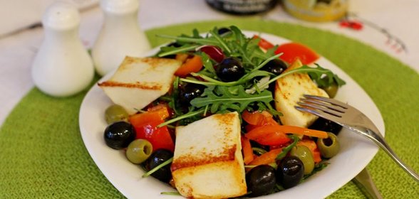 Салат с жаренным сыром