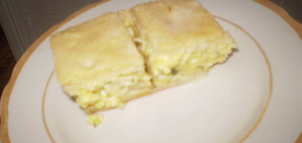 Закусочный пирог с луком и сыром