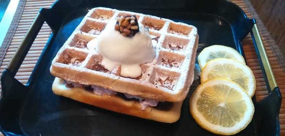 Венские вафли с клубничным джемом, взбитыми сливками и пломбиром