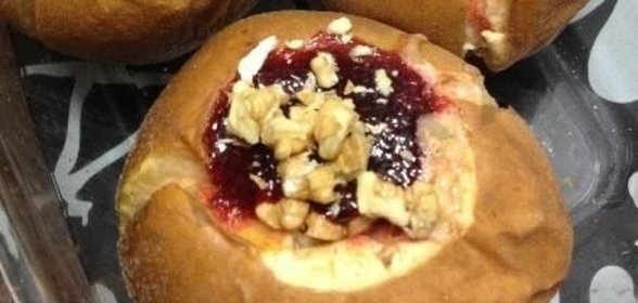 Запеченные яблоки с орехами и джемом
