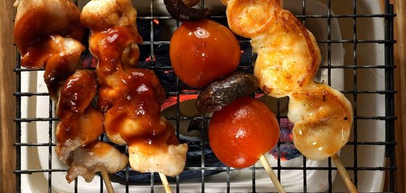 Шашлычки из курицы, креветок и овощей