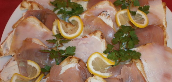 Закусочные бутерброды с копченым тунцом и осётром