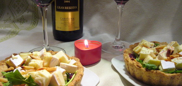 Тарталетки с клюквенным конфитюром, руколой и мягким французским сыром