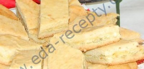 Пирог из слоеного теста с творогом