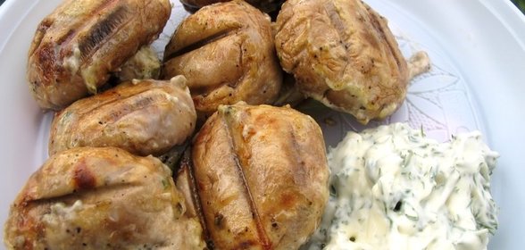 Шампиньоны на решетке на костре