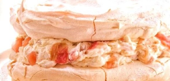 Торт-безе с ревенем и имбирем