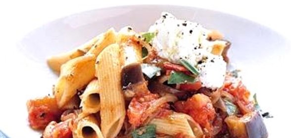 Паста с баклажаном, чесноком и базиликом