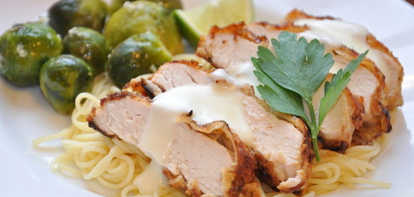 Индейка в сырно-ореховой панировке + брюссельская капуста с чесноком