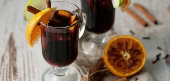 Глинтвейн с порто, лимонной цедрой и мускатным орехом