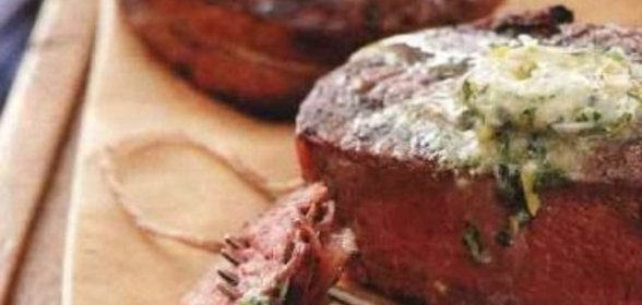 Стейки в беконе с ароматным маслом