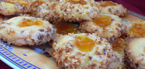 Ореховые шарики (печенье с орехом и персиковым вареньем)