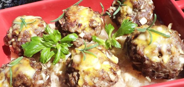 Тефтели с яблоком запеченные с сыром и соусом