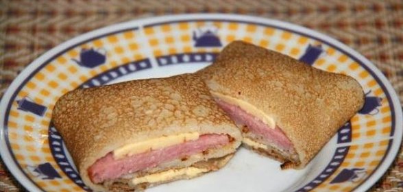 Блинчики с копченой колбасой