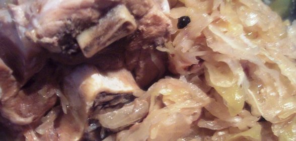 Рулька тушенная с квашеной капустой