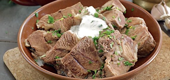 Мясо отварное с чесночным соусом