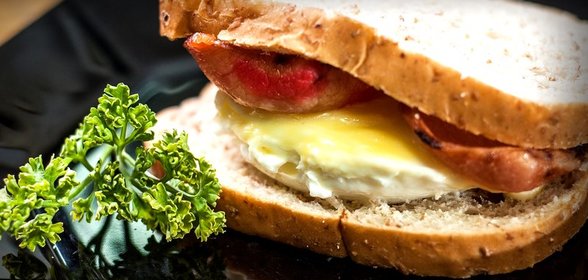 Бутерброд с яйцом в микроволновке