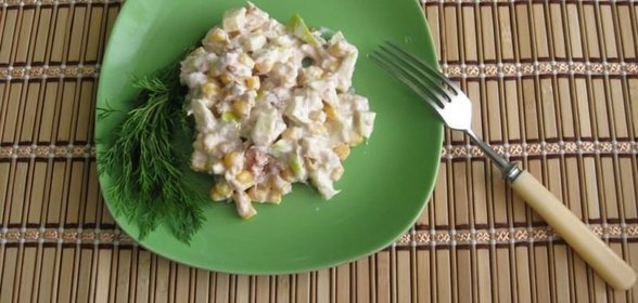 Салат из тунца консервированного.яблок и кукурузы
