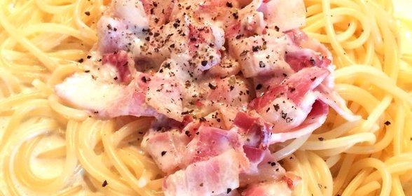 Спагетти в сливочном соусе с песто и беконом